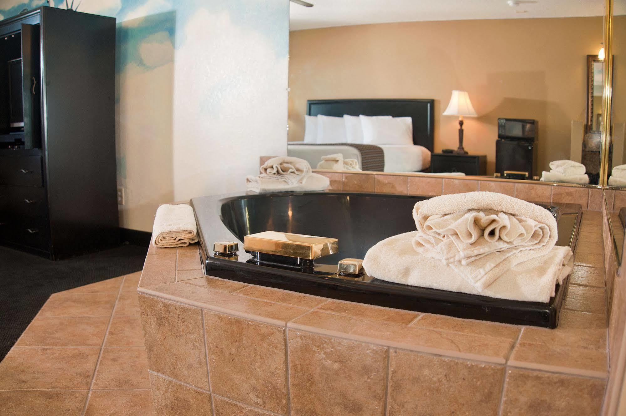 The Stone Castle Hotel & Conference Center Branson Esterno foto
