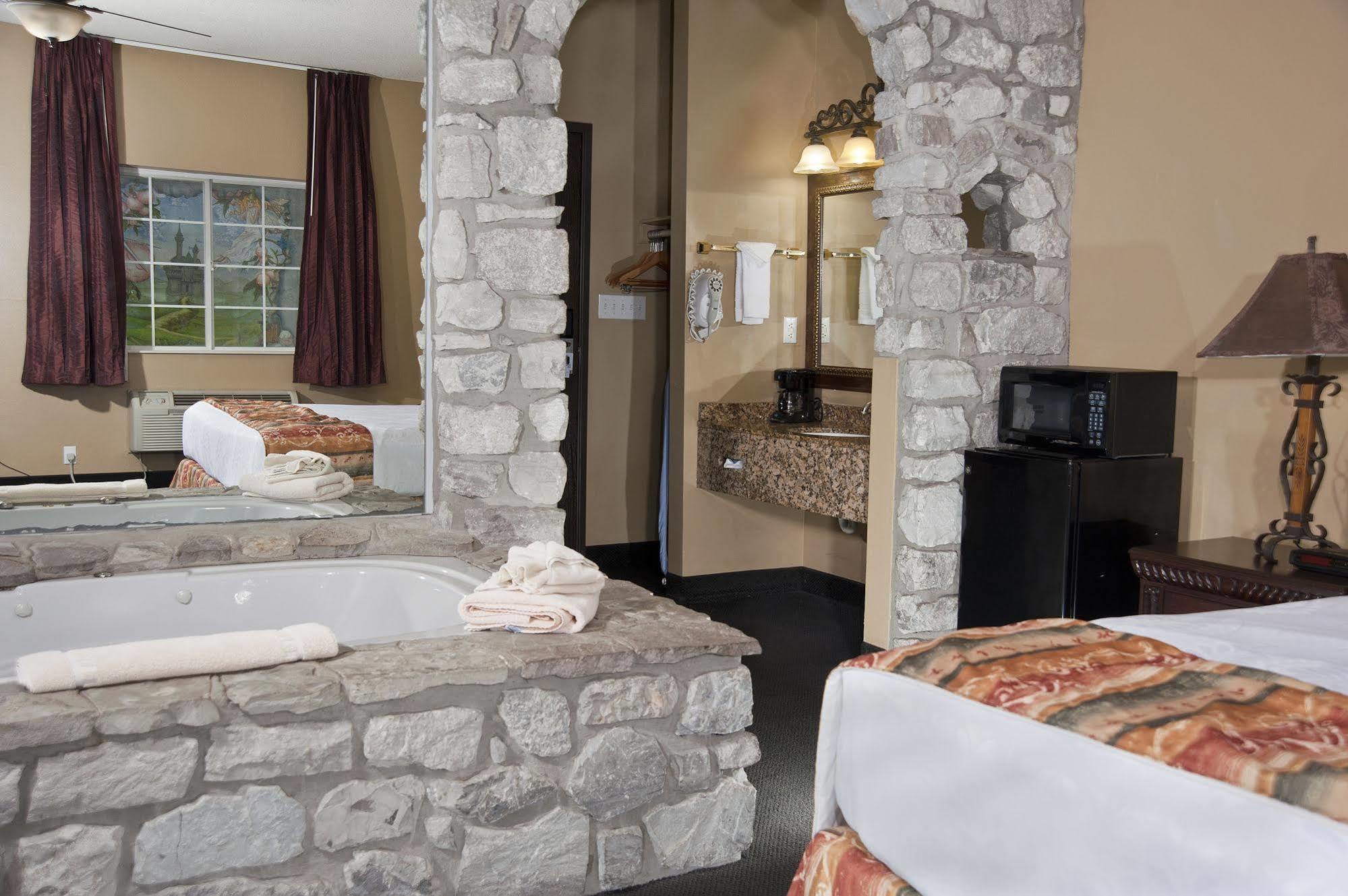 The Stone Castle Hotel & Conference Center Branson Esterno foto